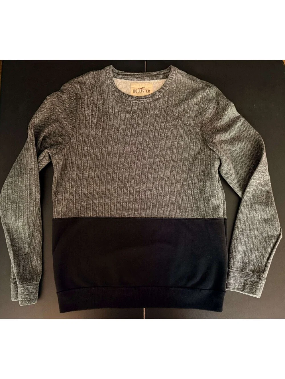 Hollister Men's MEDIUM Crewneck Sweater Sweatshirt Black & Gray Color Block
